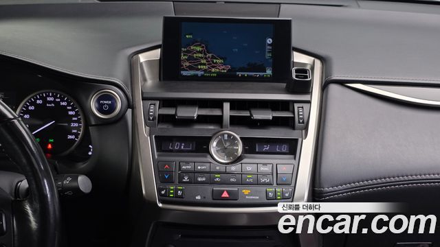 Lexus NX300h Executive 2016 — фото 14
