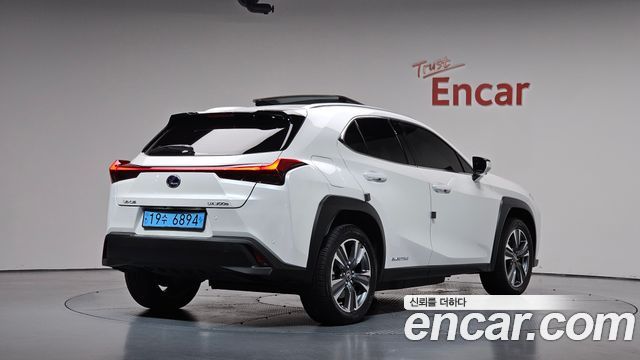 Lexus UX300e 2WD 2022 — фото 2