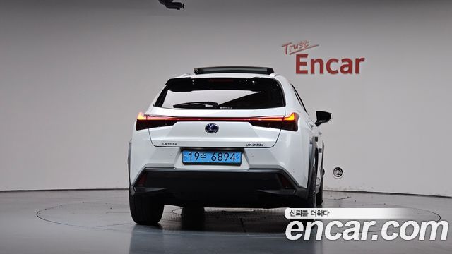Lexus UX300e 2WD 2022 — фото 4