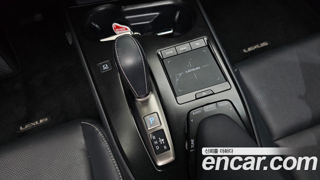 Lexus UX300e 2WD 2022 — фото 9