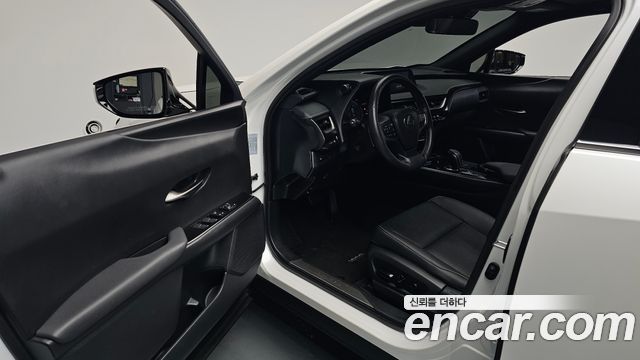 Lexus UX300e 2WD 2022 — фото 10