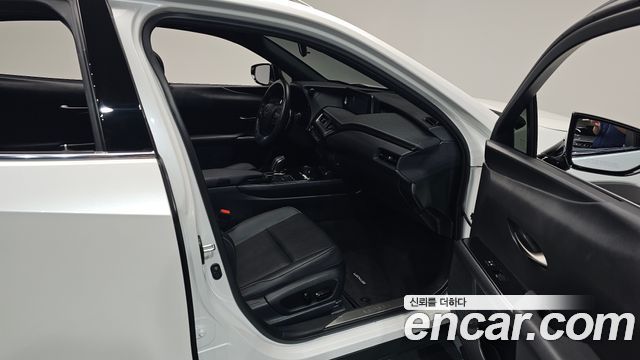 Lexus UX300e 2WD 2022 — фото 11