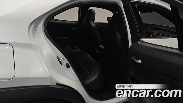 Lexus UX300e 2WD 2022 — фото 12