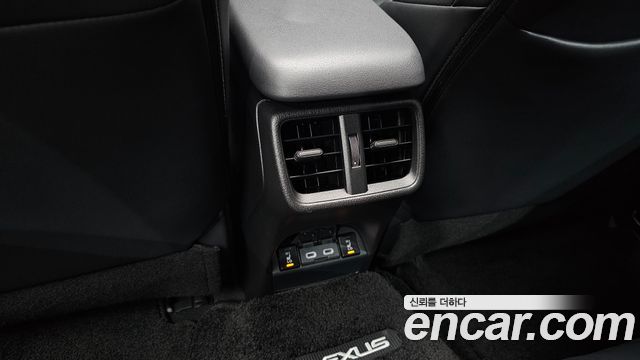 Lexus UX300e 2WD 2022 — фото 19