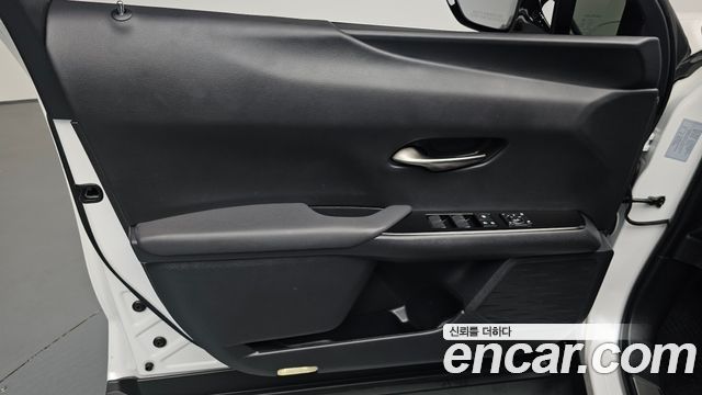 Lexus UX300e 2WD 2022 — фото 24