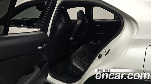 Lexus UX300e 2WD 2022 — фото 26