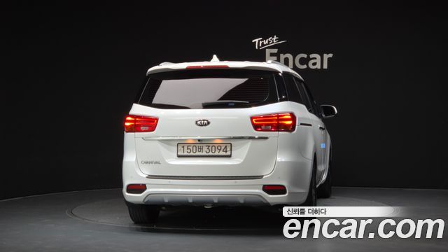 Kia Carnival 9-Seater Luxury 2019 — фото 4