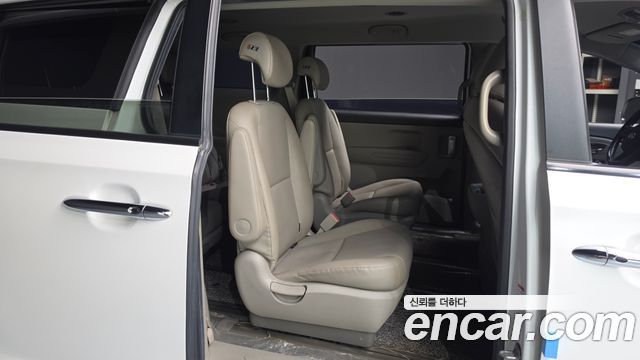 Kia Carnival 9-Seater Luxury 2019 — фото 11