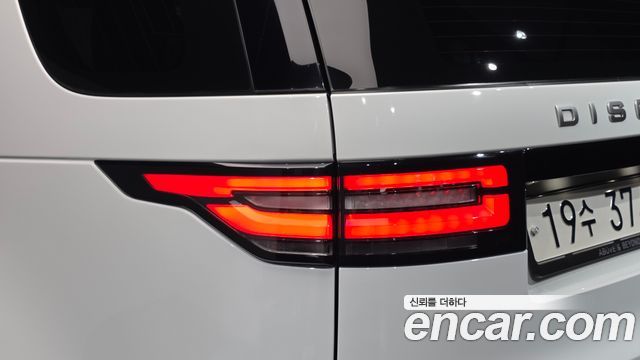 Land Rover Discovery 5 3.0 TD6 HSE Luxury 2018 — фото 23