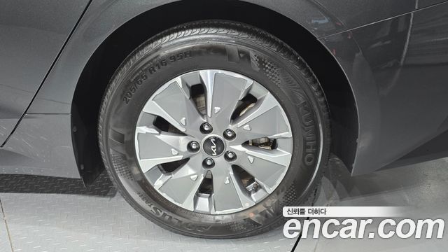 Kia K5 Hybrid (III) Trendy 2023 — фото 21
