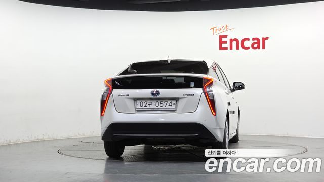 Toyota Prius (IV) 1.8 E 2016 — фото 4