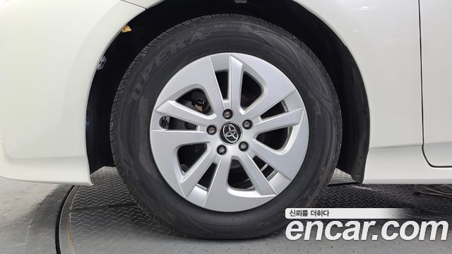 Toyota Prius (IV) 1.8 E 2016 — фото 5