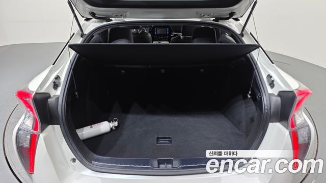Toyota Prius (IV) 1.8 E 2016 — фото 24