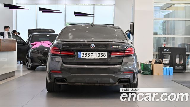 BMW 5 Series (G30) M550i xDrive 2023 — фото 4