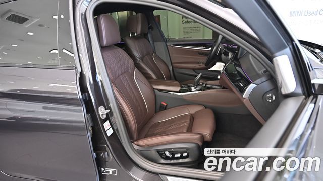 BMW 5 Series (G30) M550i xDrive 2023 — фото 15