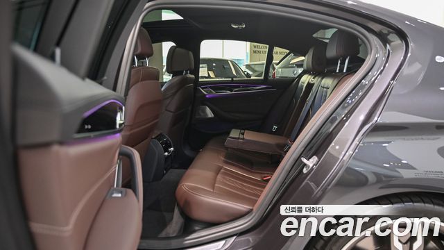 BMW 5 Series (G30) M550i xDrive 2023 — фото 16