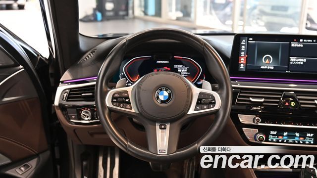 BMW 5 Series (G30) M550i xDrive 2023 — фото 18