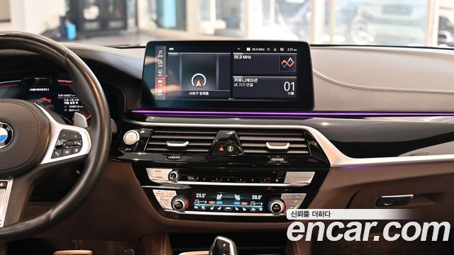 BMW 5 Series (G30) M550i xDrive 2023 — фото 19