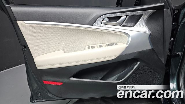 Genesis G70 Shooting Brake Gasoline 2.0T 4WD 2023 — фото 24