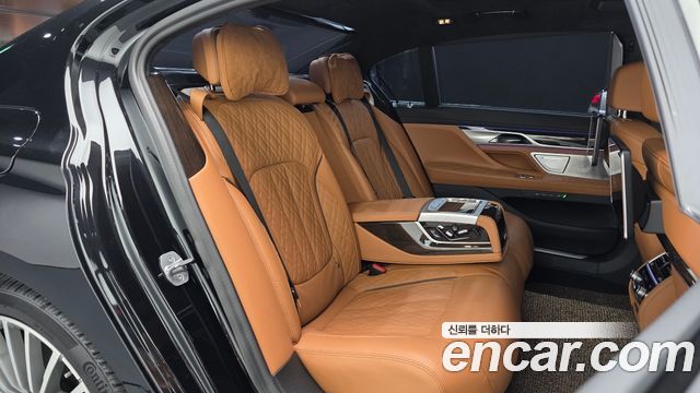 BMW 7 Series (G11) 740Li xDrive Design Pure Excellence 2022 — фото 11