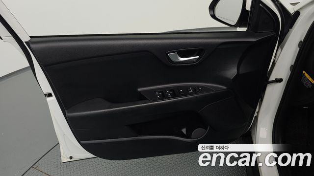 Kia Stonic 1.4 Prestige 2020 — фото 30