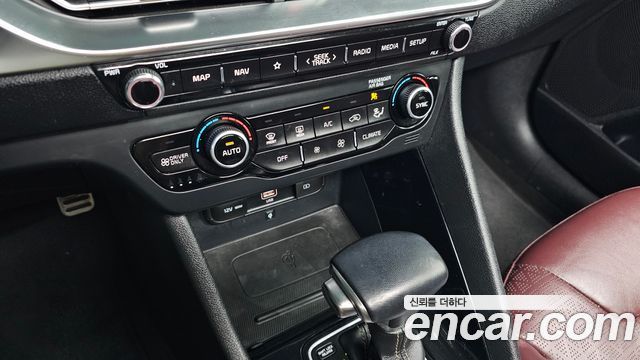 Kia Niro 1.6 HEV Noblesse Special 2020 — фото 31