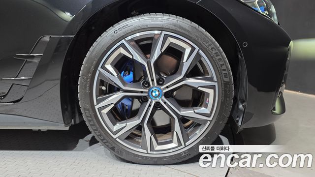 BMW i4 eDrive40 M Sports Pro 2023 — фото 21