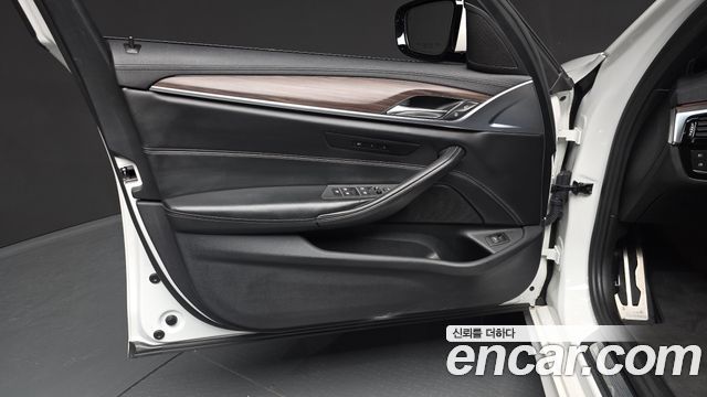 BMW 5 Series (G30) 520d xDrive M Sport Package Plus 2017 — фото 24