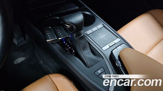Lexus UX250h 2.0 AWD 2019 — фото 9