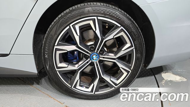 BMW i4 eDrive40 M Sports Pro 2022 — фото 21