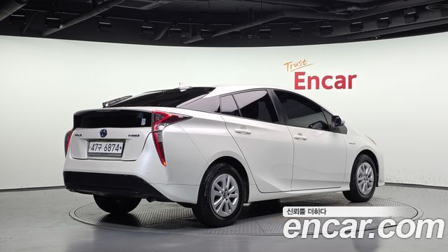 Toyota Prius (IV) 1.8 E 2017 — фото 2