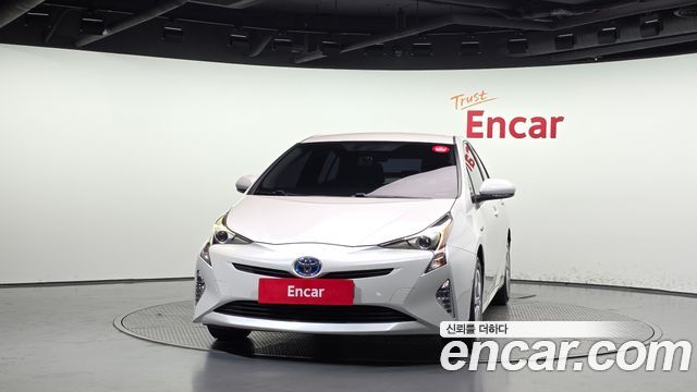 Toyota Prius (IV) 1.8 E 2017 — фото 3
