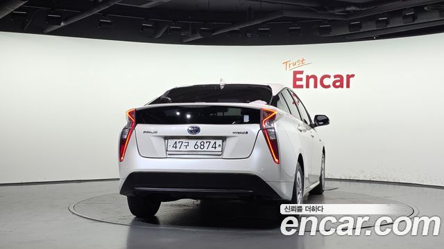 Toyota Prius (IV) 1.8 E 2017 — фото 4