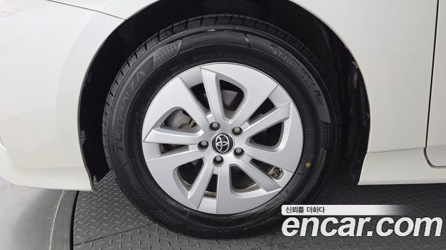 Toyota Prius (IV) 1.8 E 2017 — фото 5