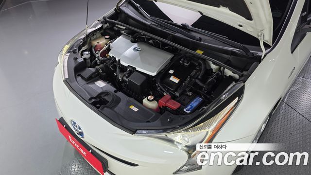 Toyota Prius (IV) 1.8 E 2017 — фото 6