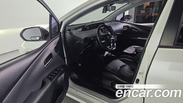 Toyota Prius (IV) 1.8 E 2017 — фото 10