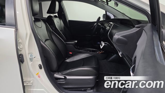 Toyota Prius (IV) 1.8 E 2017 — фото 11