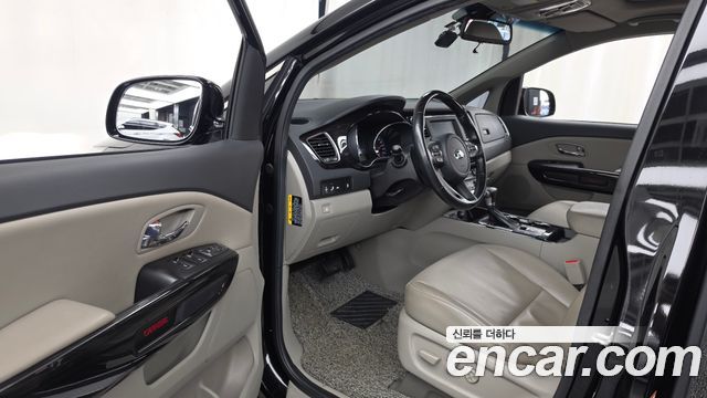 Kia Carnival 9-Seater Prstige 2019 — фото 10