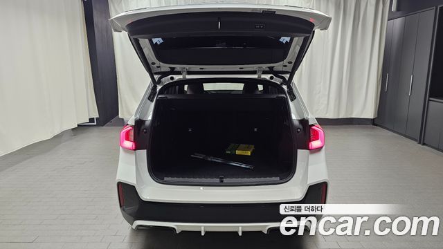 BMW iX1 (U11) xDrive 30 M Sport 2023 — фото 17
