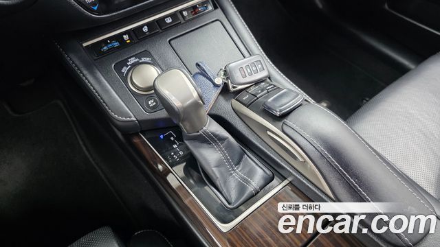 Lexus ES300h Supreme+ XV60 2018 — фото 9