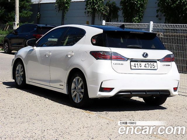 Lexus CT200h 1.8 Supreme ZWA10 2017 — фото 3