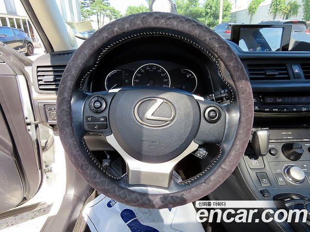 Lexus CT200h 1.8 Supreme ZWA10 2017 — фото 8