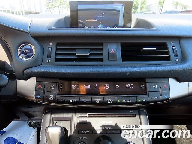 Lexus CT200h 1.8 Supreme ZWA10 2017 — фото 17