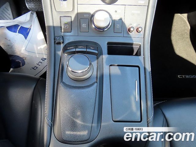Lexus CT200h 1.8 Supreme ZWA10 2017 — фото 18