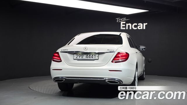 Mercedes-Benz E-Class (W213) E220d 4MATIC Avantgarde 2018 — фото 4