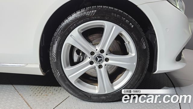 Mercedes-Benz E-Class (W213) E220d 4MATIC Avantgarde 2018 — фото 21
