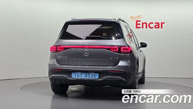 Mercedes-Benz EQB (X243) EQB300 4MATIC AMG Line 2022 — фото 4