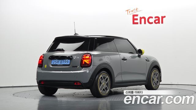 MINI Cooper Electric SE Electric 3rd 2022 — фото 2