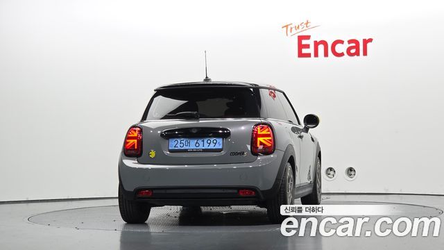 MINI Cooper Electric SE Electric 3rd 2022 — фото 4