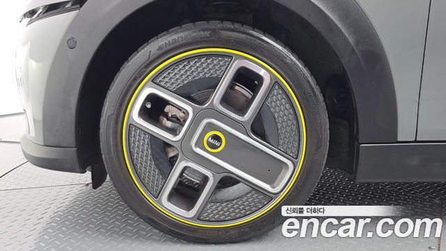 MINI Cooper Electric SE Electric 3rd 2022 — фото 5